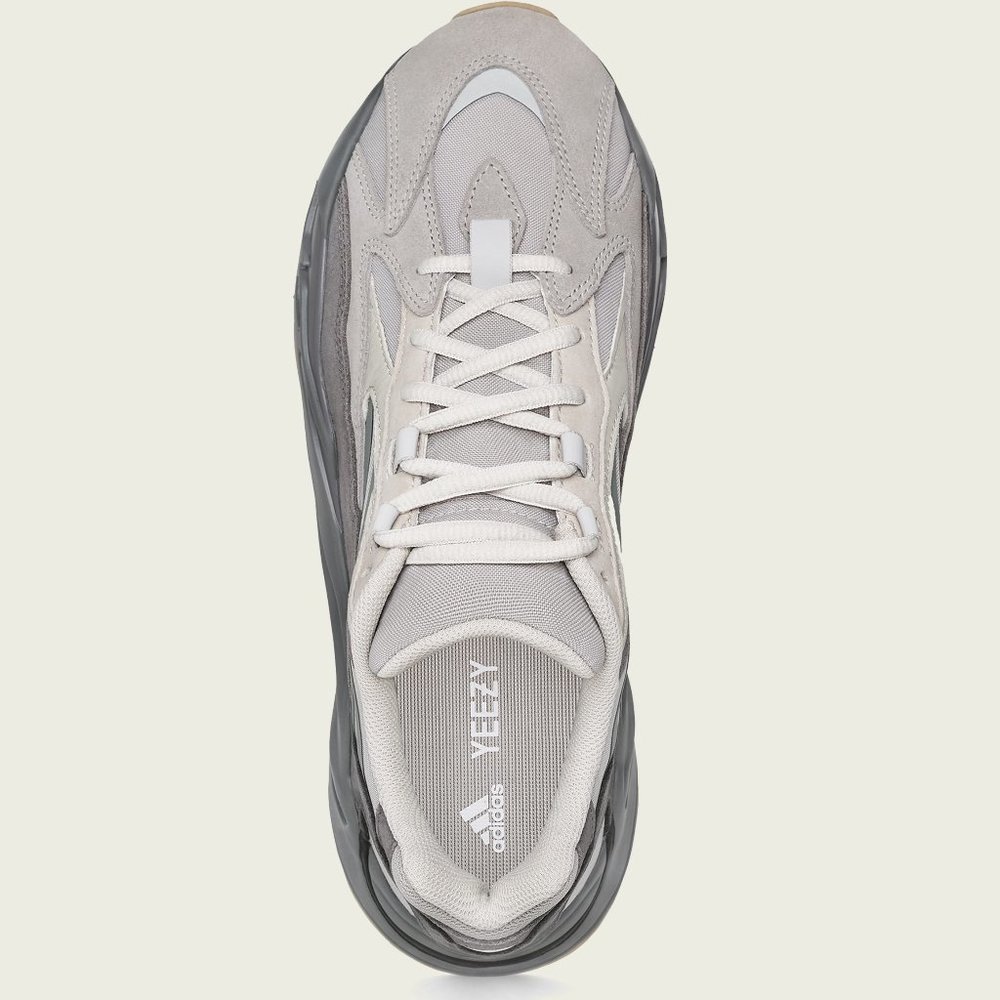 *Sold* NWT Yeezy Boost 700 v2 - Picture 4 of 8